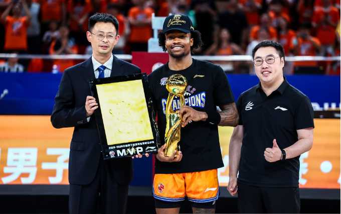 上海FMVP古德温发声告别:相信上天安排 今夏面临巴萨竞价抢人